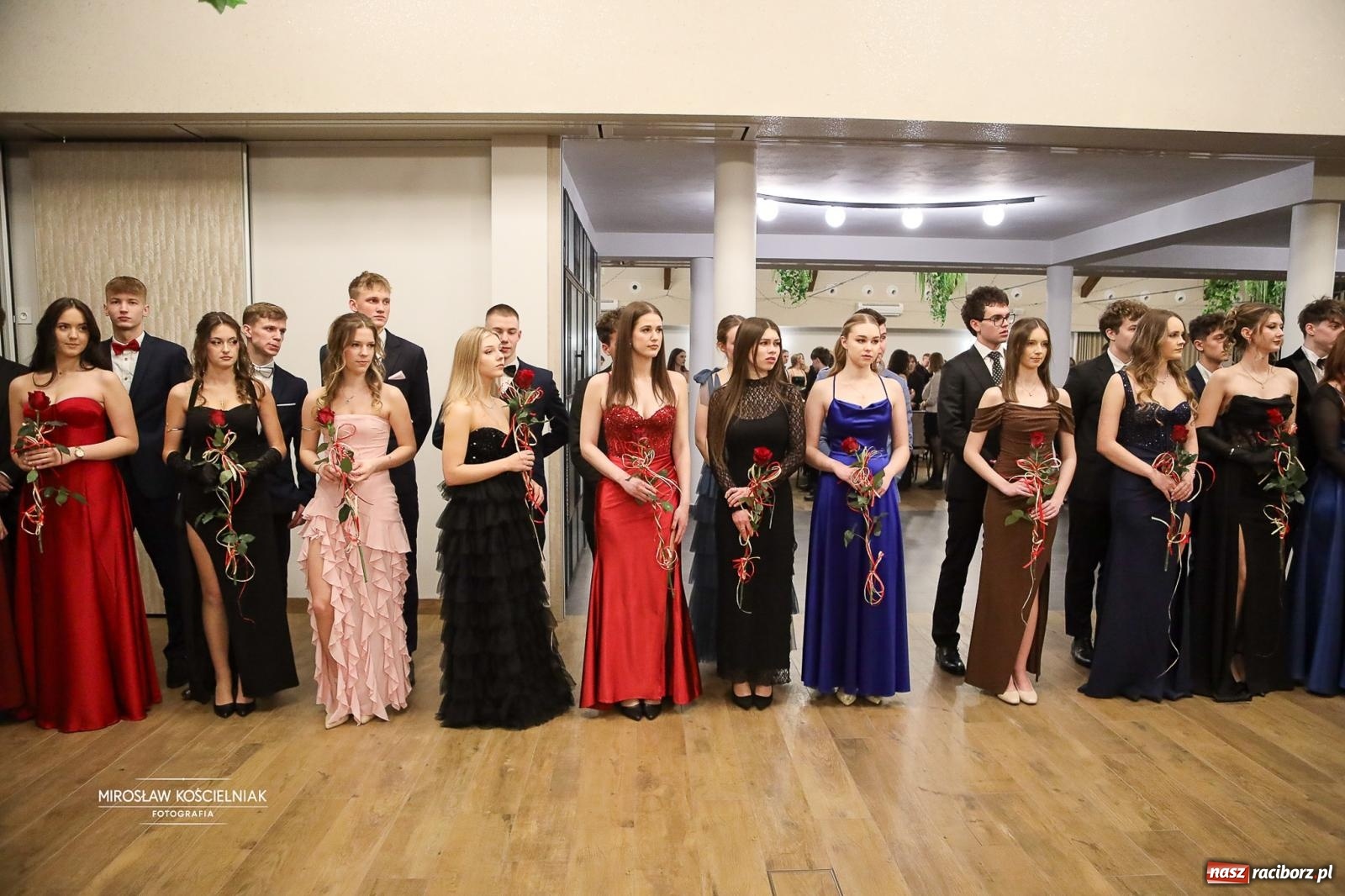 Zdjęcie w galerii na portalu naszraciborz.pl: Róże Kasprowicza w Rudym Lesie. Studniówka ZSO nr 1 z Raciborza na bis [FOTO] wiadomości z regionu