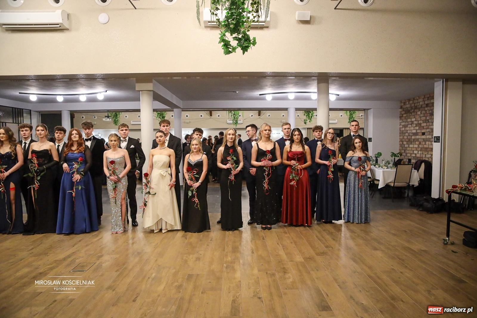 Zdjęcie w galerii na portalu naszraciborz.pl: Róże Kasprowicza w Rudym Lesie. Studniówka ZSO nr 1 z Raciborza na bis [FOTO] wiadomości z regionu