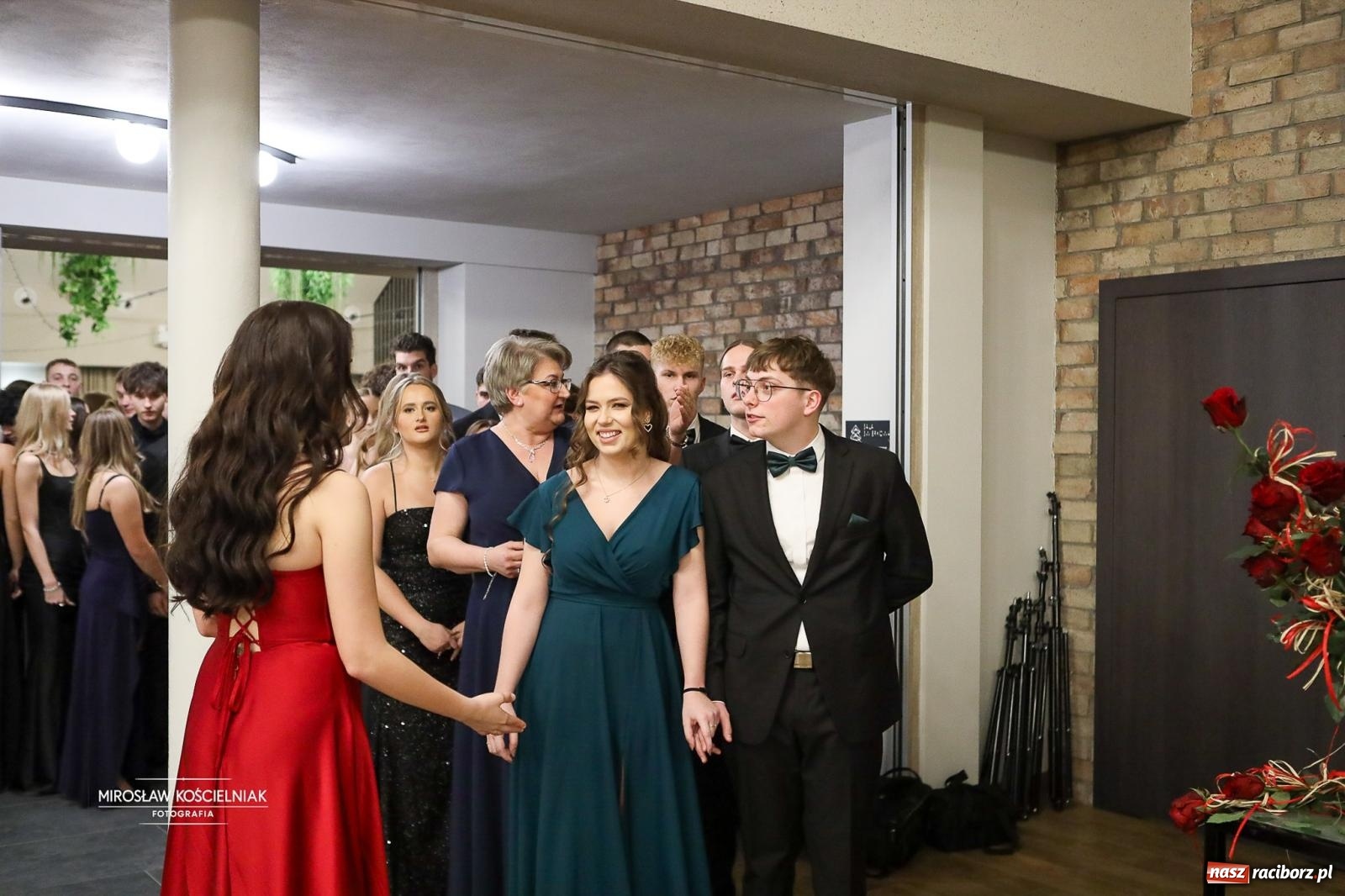 Zdjęcie w galerii na portalu naszraciborz.pl: Róże Kasprowicza w Rudym Lesie. Studniówka ZSO nr 1 z Raciborza na bis [FOTO] wiadomości z regionu