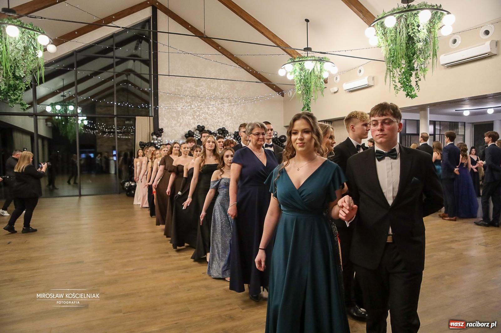 Zdjęcie w galerii na portalu naszraciborz.pl: Róże Kasprowicza w Rudym Lesie. Studniówka ZSO nr 1 z Raciborza na bis [FOTO] wiadomości z regionu