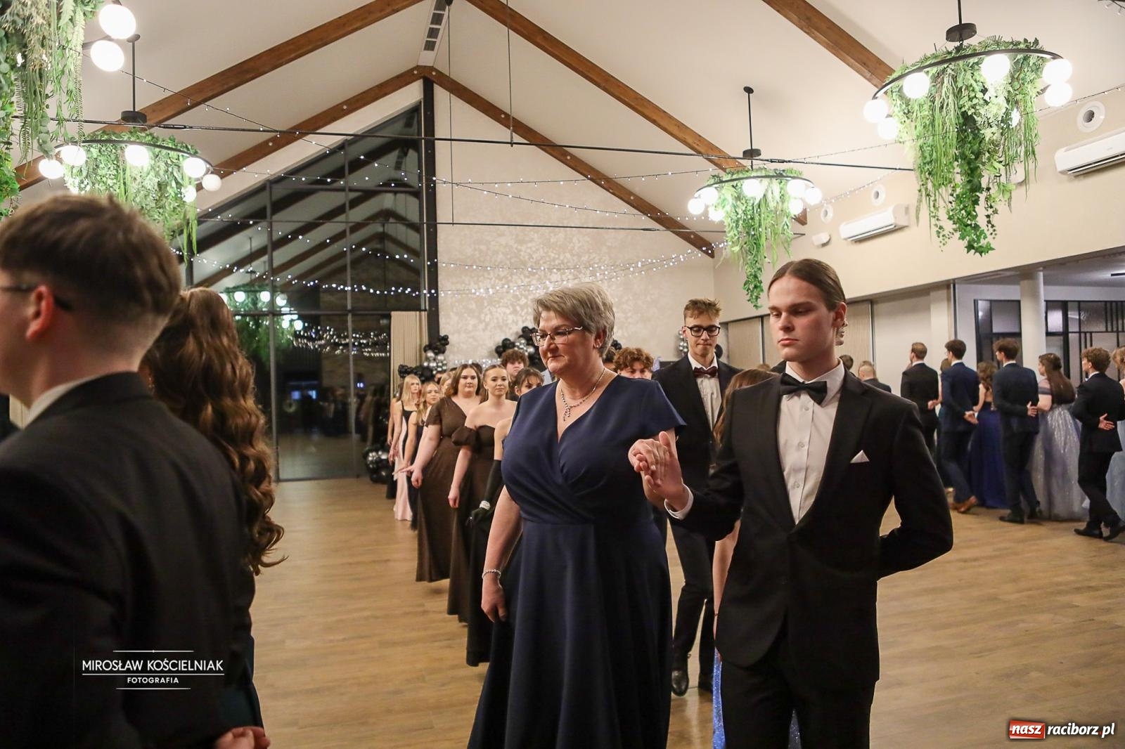 Zdjęcie w galerii na portalu naszraciborz.pl: Róże Kasprowicza w Rudym Lesie. Studniówka ZSO nr 1 z Raciborza na bis [FOTO] wiadomości z regionu