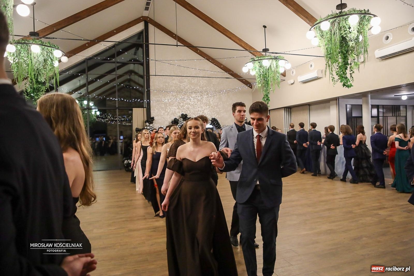 Zdjęcie w galerii na portalu naszraciborz.pl: Róże Kasprowicza w Rudym Lesie. Studniówka ZSO nr 1 z Raciborza na bis [FOTO] wiadomości z regionu