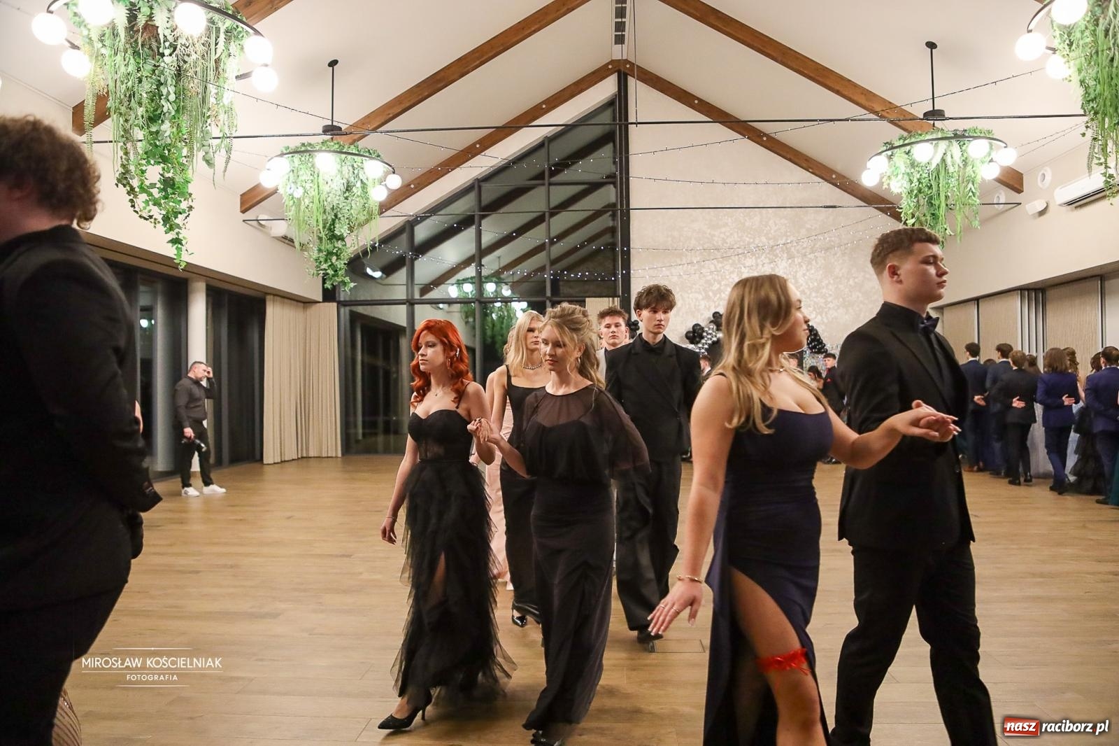 Zdjęcie w galerii na portalu naszraciborz.pl: Róże Kasprowicza w Rudym Lesie. Studniówka ZSO nr 1 z Raciborza na bis [FOTO] wiadomości z regionu