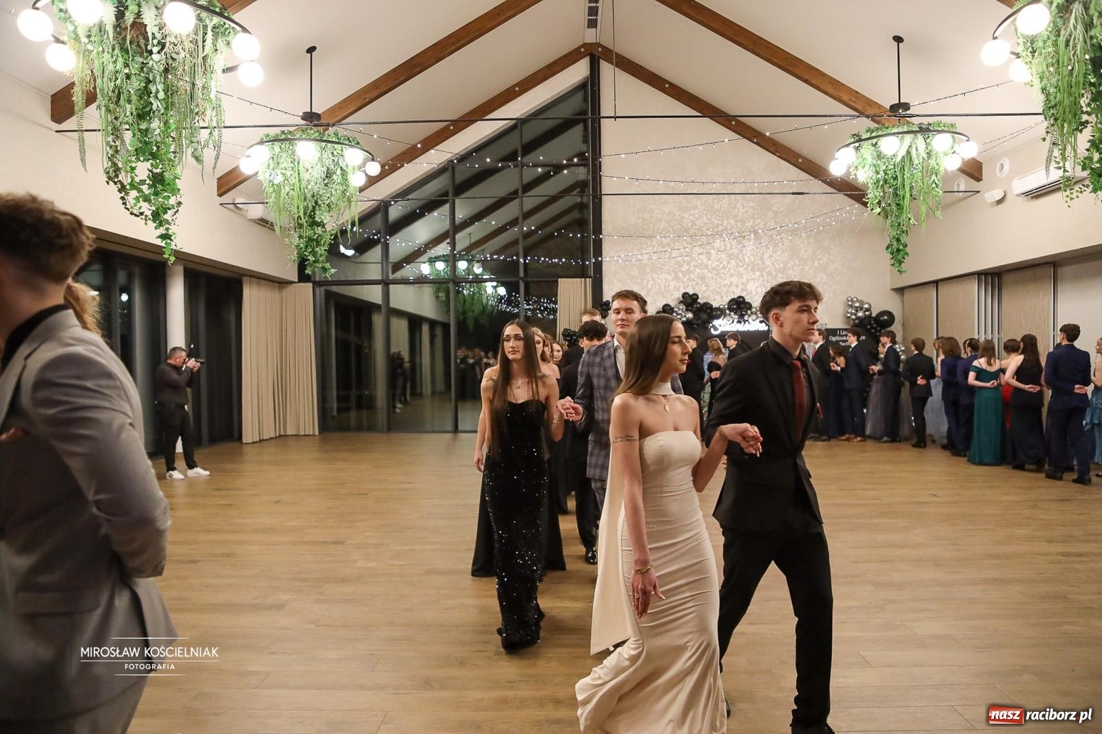 Zdjęcie w galerii na portalu naszraciborz.pl: Róże Kasprowicza w Rudym Lesie. Studniówka ZSO nr 1 z Raciborza na bis [FOTO] wiadomości z regionu