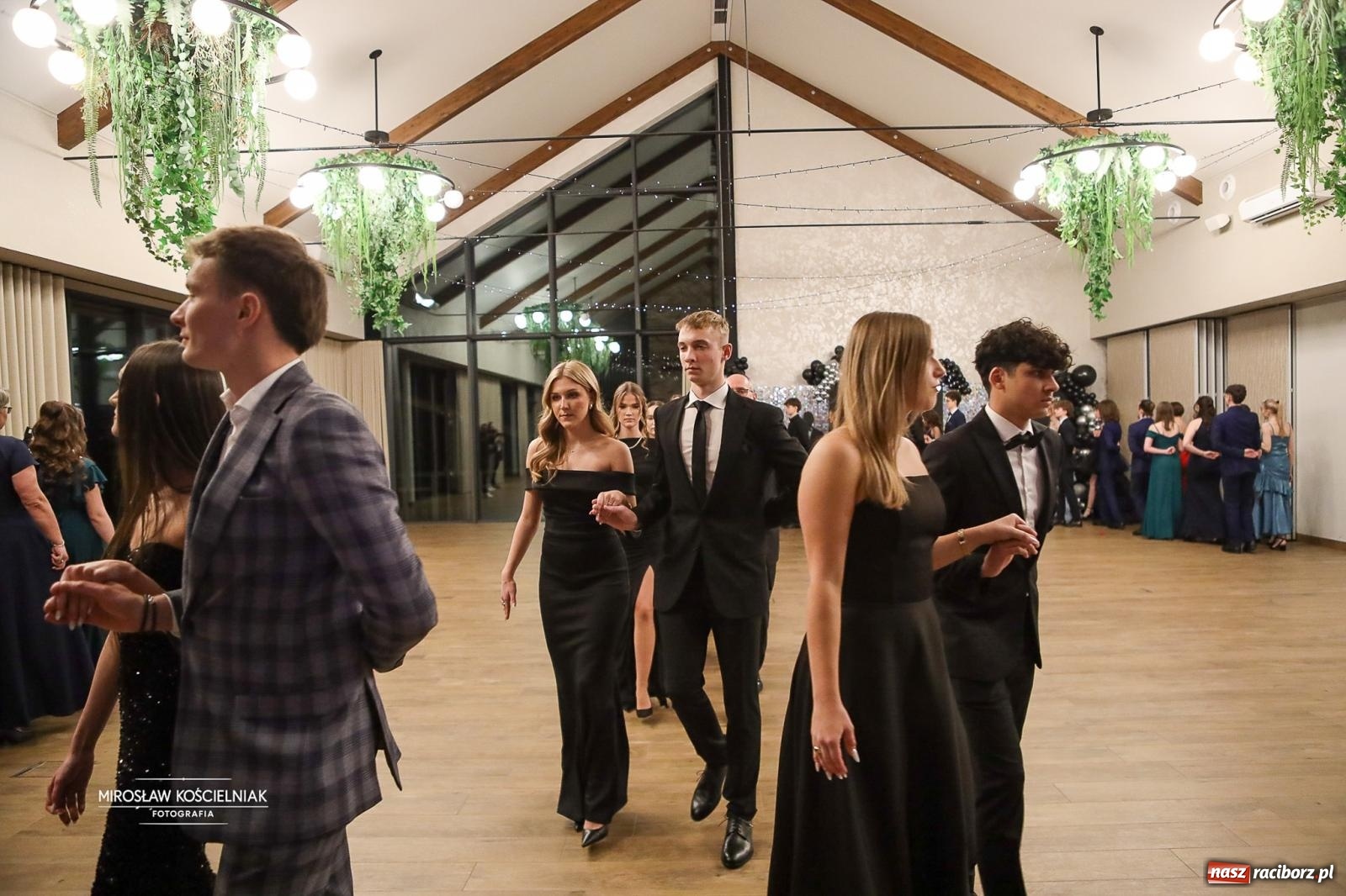 Zdjęcie w galerii na portalu naszraciborz.pl: Róże Kasprowicza w Rudym Lesie. Studniówka ZSO nr 1 z Raciborza na bis [FOTO] wiadomości z regionu