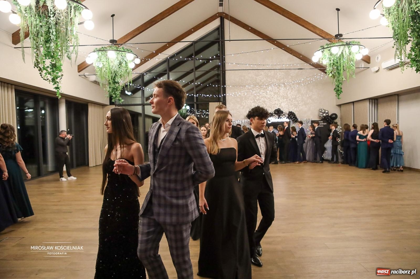 Zdjęcie w galerii na portalu naszraciborz.pl: Róże Kasprowicza w Rudym Lesie. Studniówka ZSO nr 1 z Raciborza na bis [FOTO] wiadomości z regionu