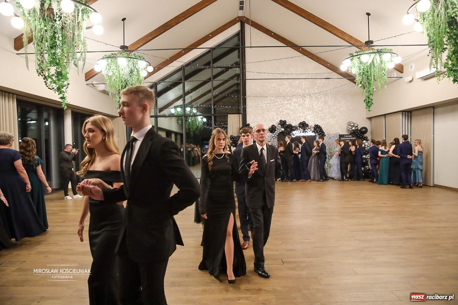 Zdjęcie w galerii na portalu naszraciborz.pl: Róże Kasprowicza w Rudym Lesie. Studniówka ZSO nr 1 z Raciborza na bis [FOTO] wiadomości z regionu