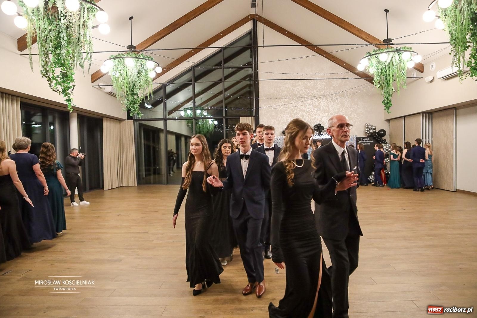 Zdjęcie w galerii na portalu naszraciborz.pl: Róże Kasprowicza w Rudym Lesie. Studniówka ZSO nr 1 z Raciborza na bis [FOTO] wiadomości z regionu