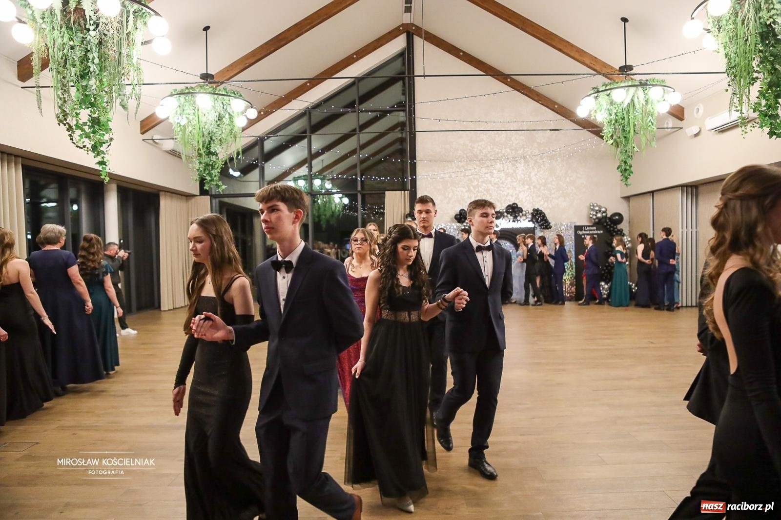 Zdjęcie w galerii na portalu naszraciborz.pl: Róże Kasprowicza w Rudym Lesie. Studniówka ZSO nr 1 z Raciborza na bis [FOTO] wiadomości z regionu