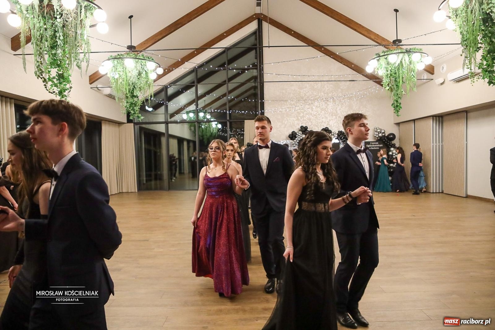 Zdjęcie w galerii na portalu naszraciborz.pl: Róże Kasprowicza w Rudym Lesie. Studniówka ZSO nr 1 z Raciborza na bis [FOTO] wiadomości z regionu