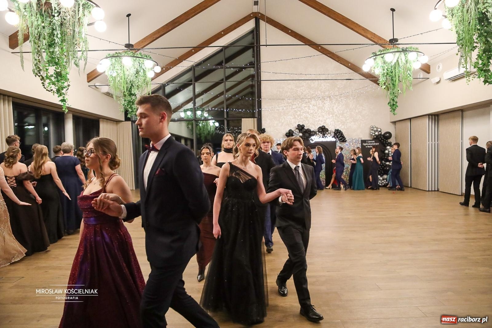 Zdjęcie w galerii na portalu naszraciborz.pl: Róże Kasprowicza w Rudym Lesie. Studniówka ZSO nr 1 z Raciborza na bis [FOTO] wiadomości z regionu