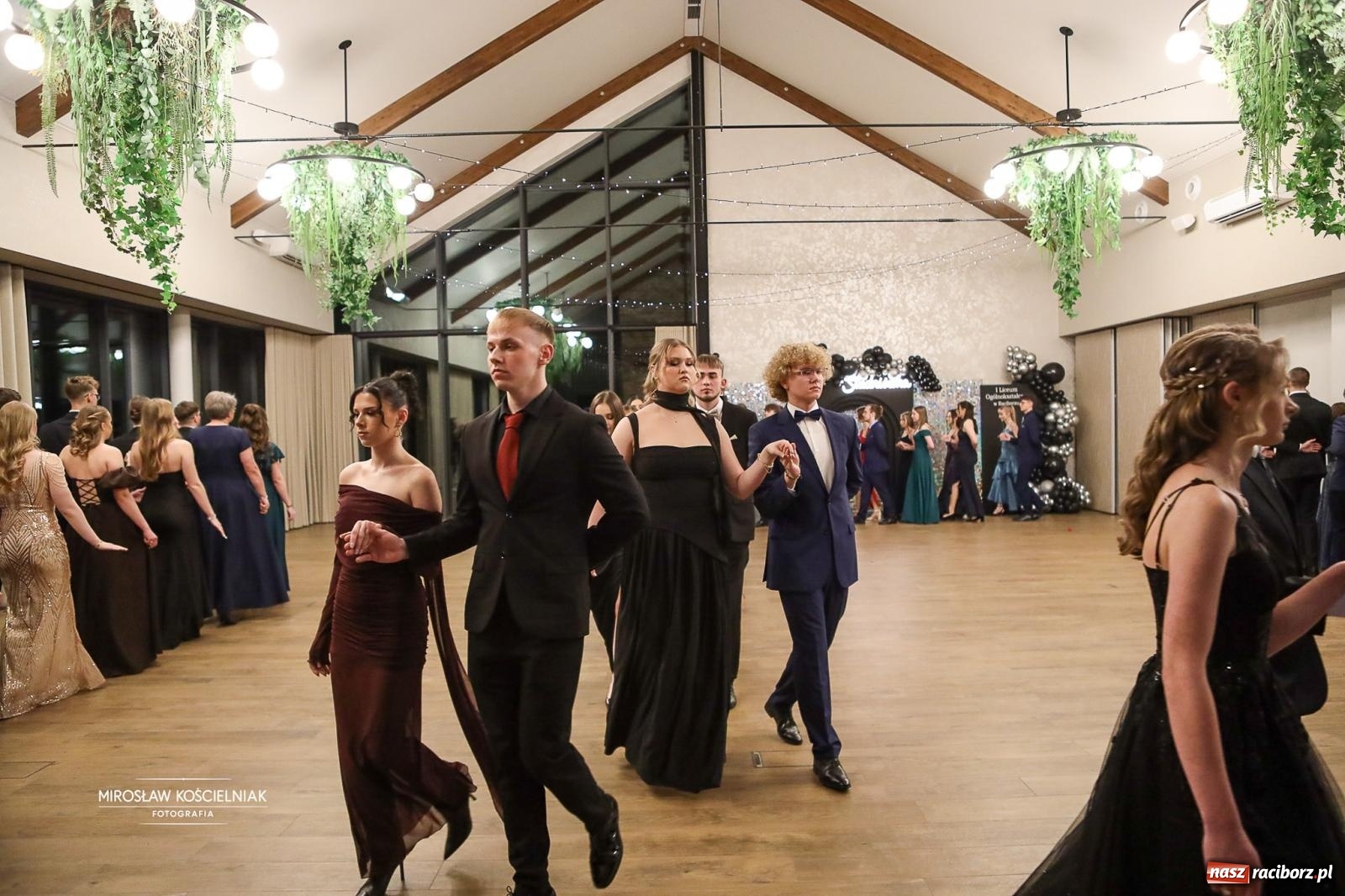 Zdjęcie w galerii na portalu naszraciborz.pl: Róże Kasprowicza w Rudym Lesie. Studniówka ZSO nr 1 z Raciborza na bis [FOTO] wiadomości z regionu