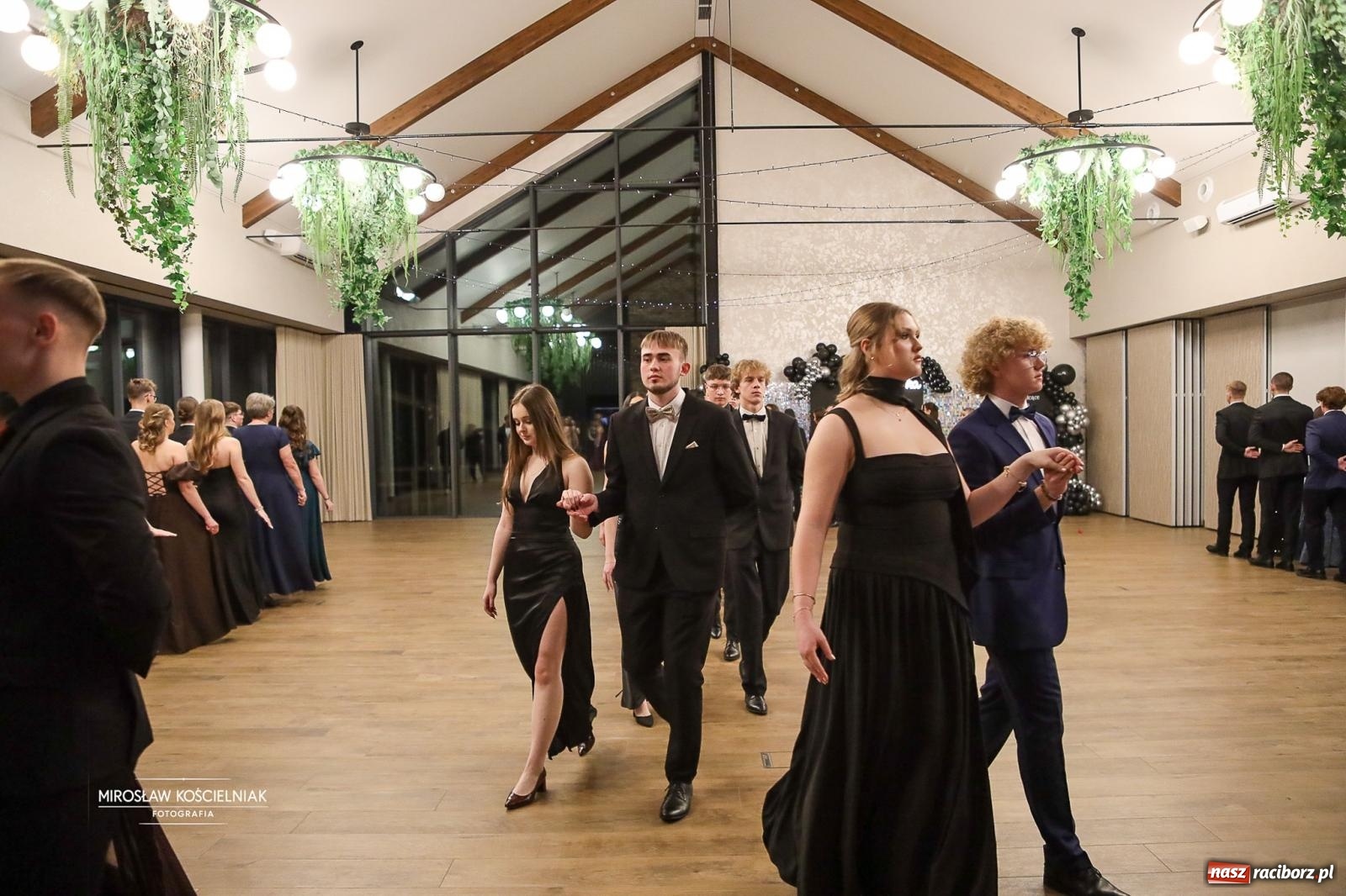 Zdjęcie w galerii na portalu naszraciborz.pl: Róże Kasprowicza w Rudym Lesie. Studniówka ZSO nr 1 z Raciborza na bis [FOTO] wiadomości z regionu