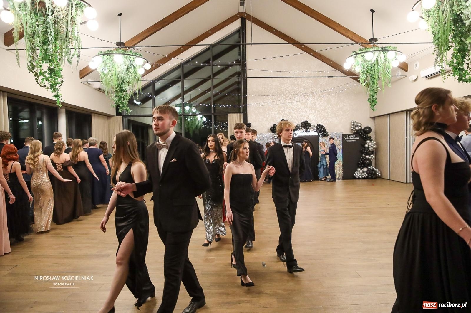 Zdjęcie w galerii na portalu naszraciborz.pl: Róże Kasprowicza w Rudym Lesie. Studniówka ZSO nr 1 z Raciborza na bis [FOTO] wiadomości z regionu