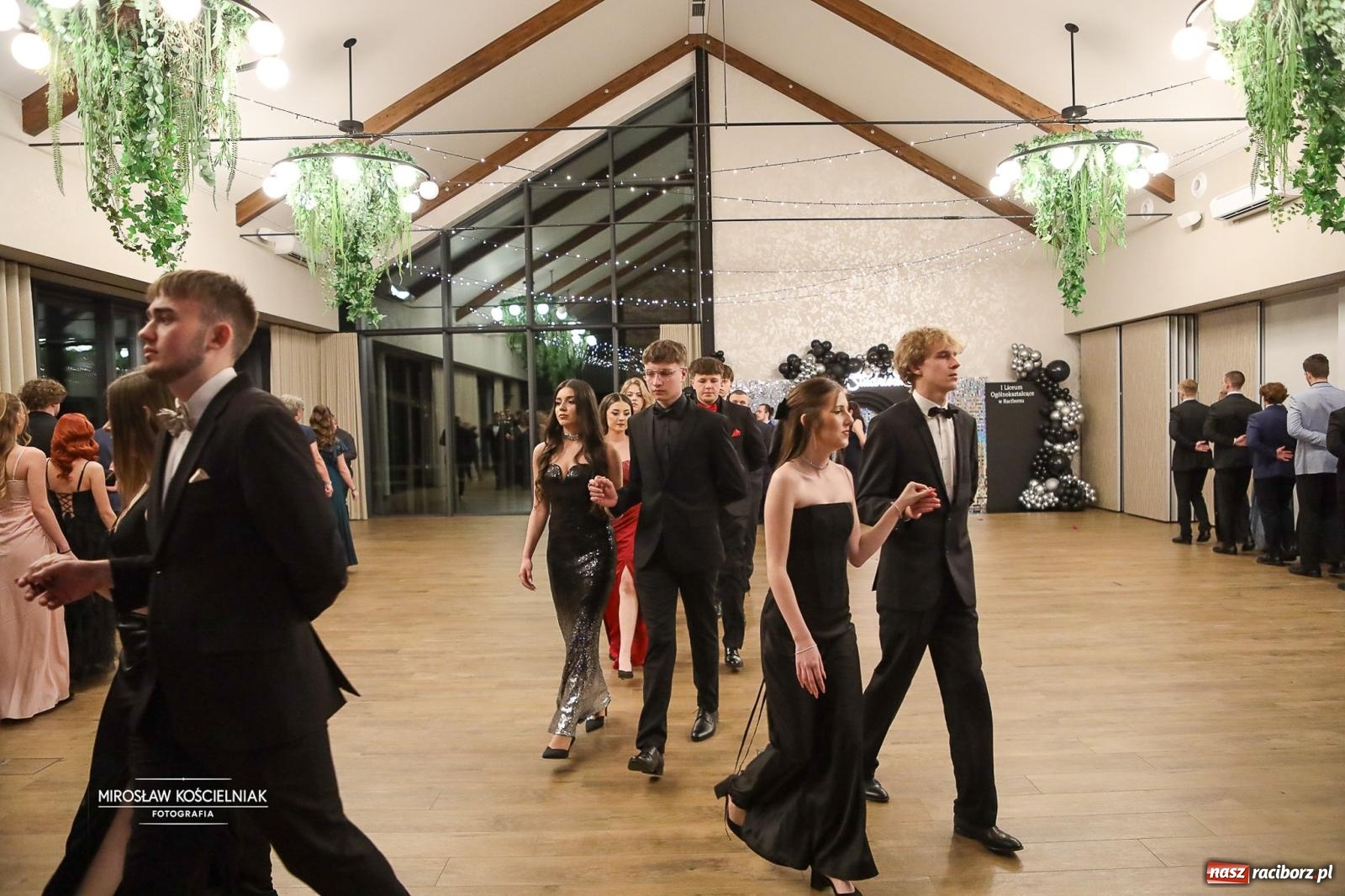 Zdjęcie w galerii na portalu naszraciborz.pl: Róże Kasprowicza w Rudym Lesie. Studniówka ZSO nr 1 z Raciborza na bis [FOTO] wiadomości z regionu