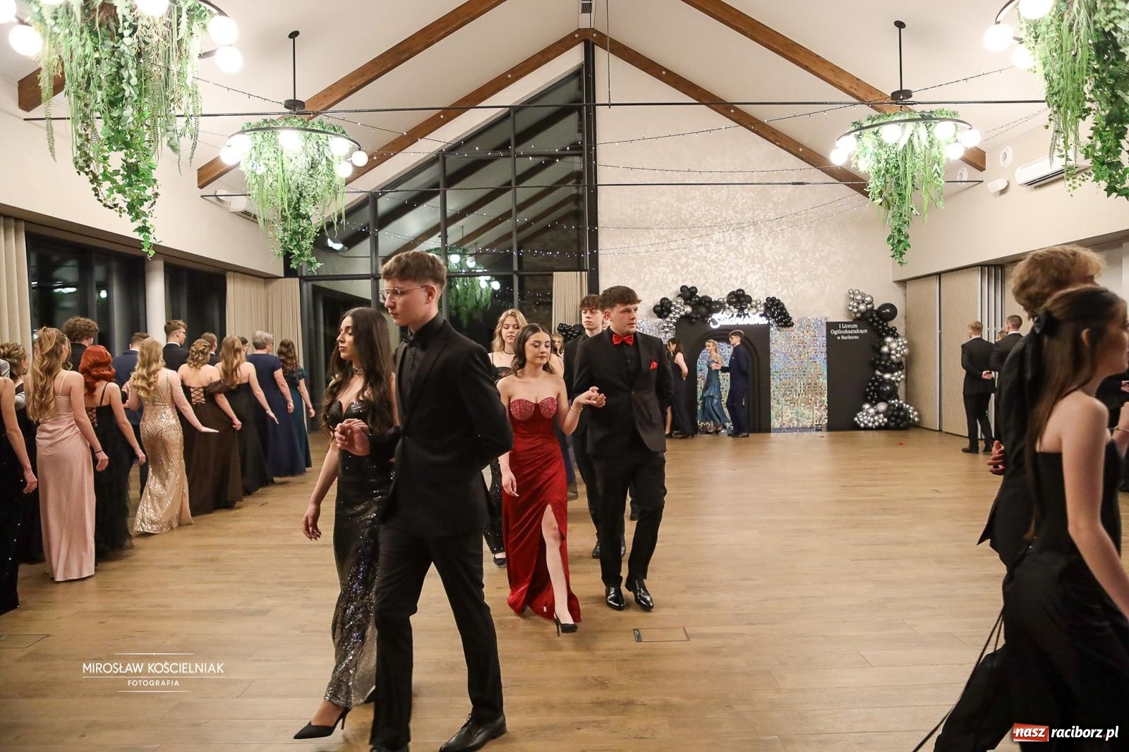 Zdjęcie w galerii na portalu naszraciborz.pl: Róże Kasprowicza w Rudym Lesie. Studniówka ZSO nr 1 z Raciborza na bis [FOTO] wiadomości z regionu