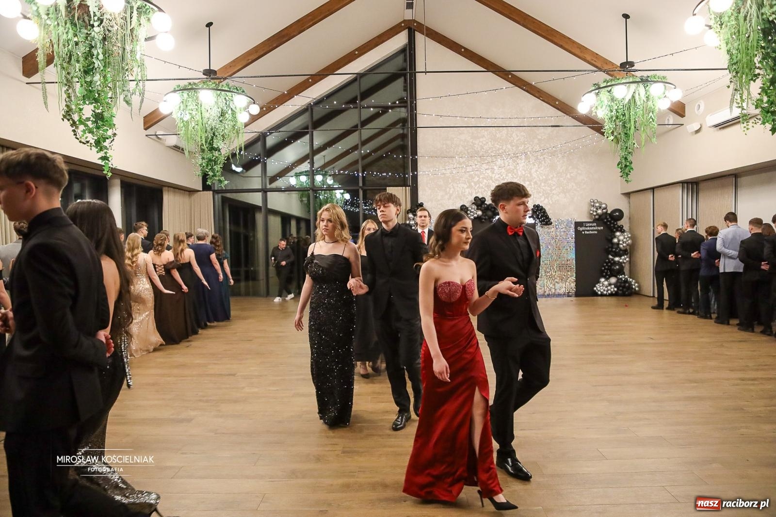 Zdjęcie w galerii na portalu naszraciborz.pl: Róże Kasprowicza w Rudym Lesie. Studniówka ZSO nr 1 z Raciborza na bis [FOTO] wiadomości z regionu