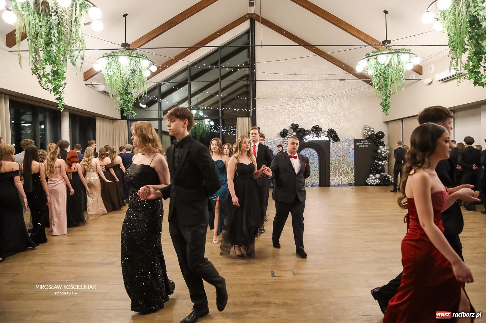 Zdjęcie w galerii na portalu naszraciborz.pl: Róże Kasprowicza w Rudym Lesie. Studniówka ZSO nr 1 z Raciborza na bis [FOTO] wiadomości z regionu