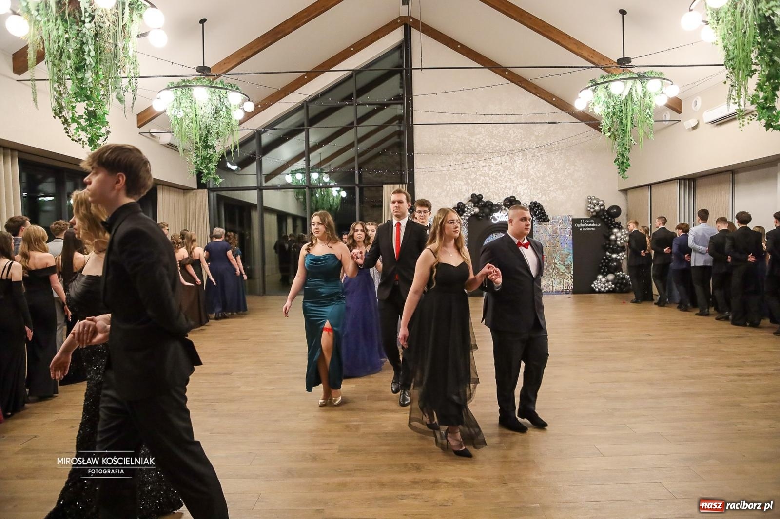 Zdjęcie w galerii na portalu naszraciborz.pl: Róże Kasprowicza w Rudym Lesie. Studniówka ZSO nr 1 z Raciborza na bis [FOTO] wiadomości z regionu