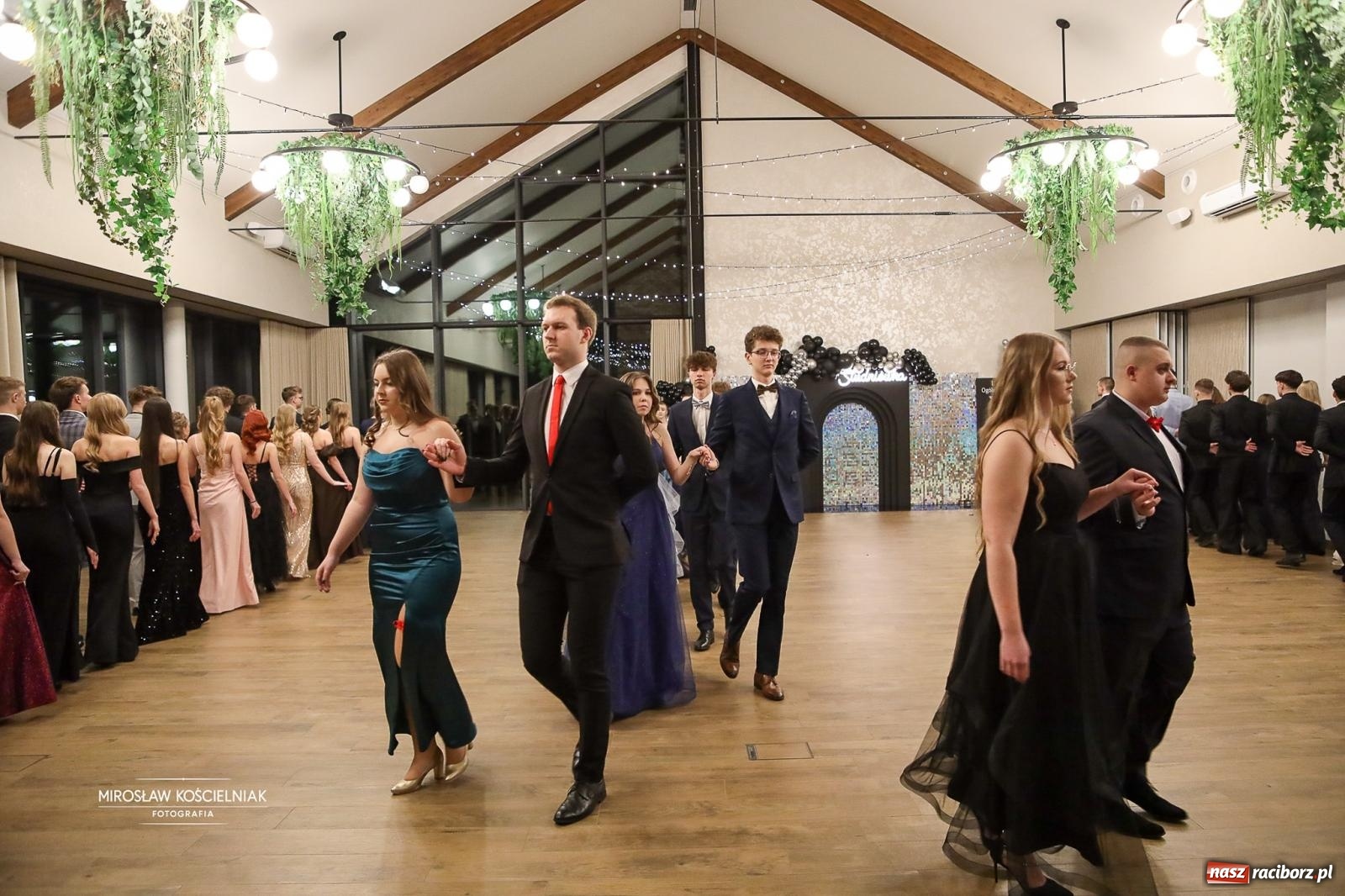 Zdjęcie w galerii na portalu naszraciborz.pl: Róże Kasprowicza w Rudym Lesie. Studniówka ZSO nr 1 z Raciborza na bis [FOTO] wiadomości z regionu