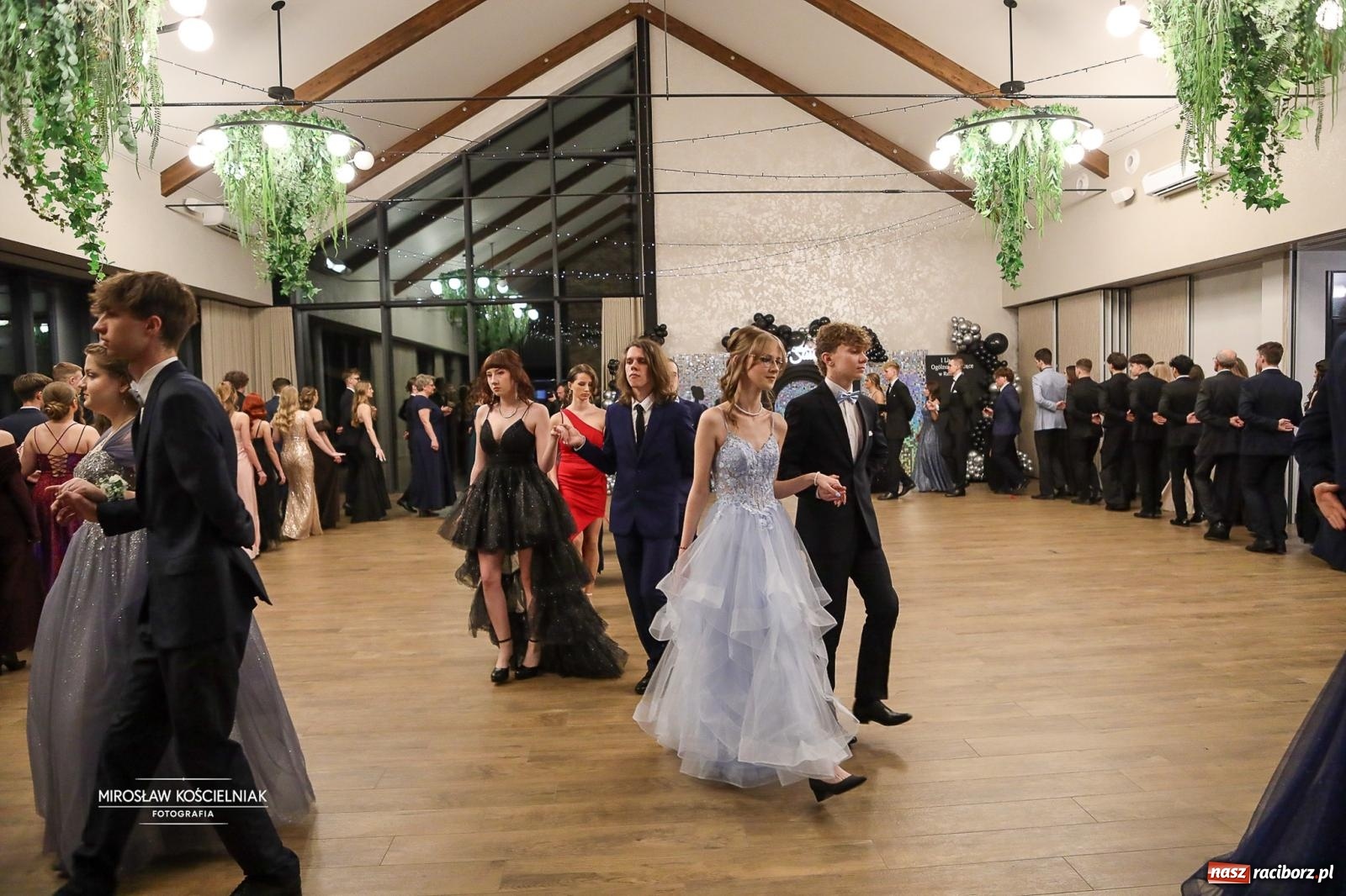 Zdjęcie w galerii na portalu naszraciborz.pl: Róże Kasprowicza w Rudym Lesie. Studniówka ZSO nr 1 z Raciborza na bis [FOTO] wiadomości z regionu