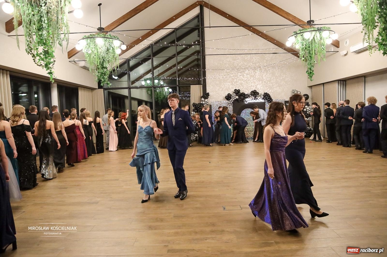 Zdjęcie w galerii na portalu naszraciborz.pl: Róże Kasprowicza w Rudym Lesie. Studniówka ZSO nr 1 z Raciborza na bis [FOTO] wiadomości z regionu