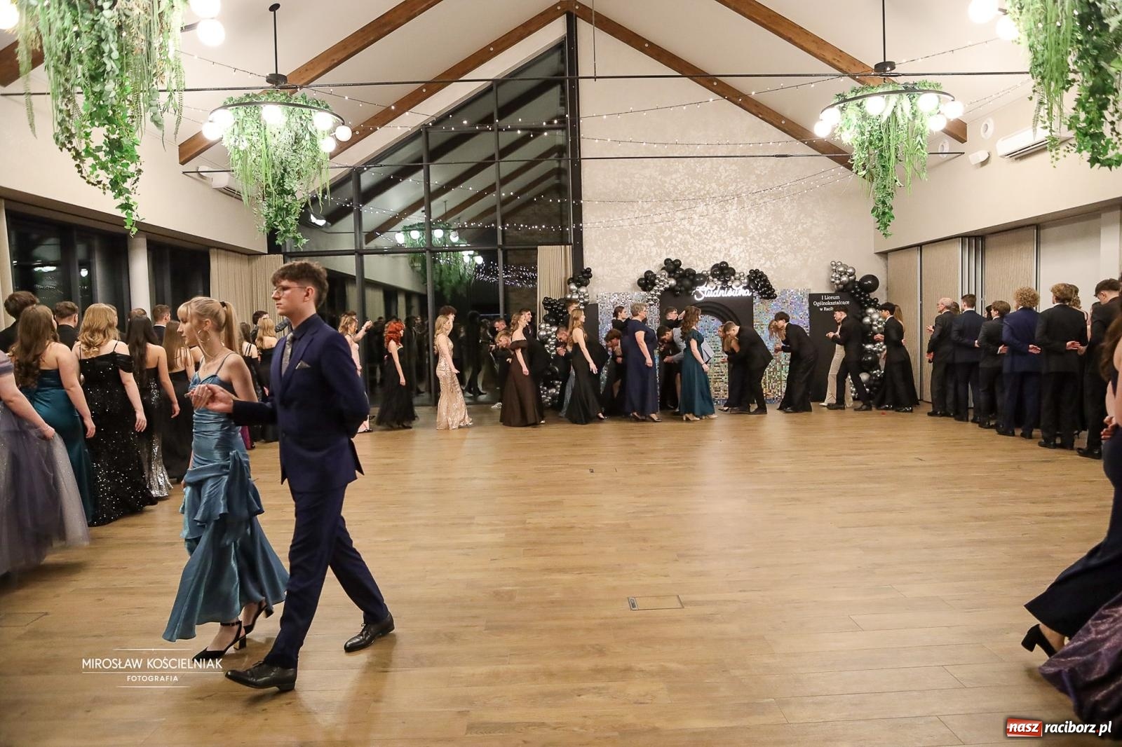 Zdjęcie w galerii na portalu naszraciborz.pl: Róże Kasprowicza w Rudym Lesie. Studniówka ZSO nr 1 z Raciborza na bis [FOTO] wiadomości z regionu