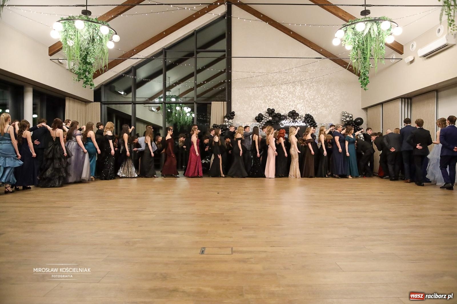 Zdjęcie w galerii na portalu naszraciborz.pl: Róże Kasprowicza w Rudym Lesie. Studniówka ZSO nr 1 z Raciborza na bis [FOTO] wiadomości z regionu