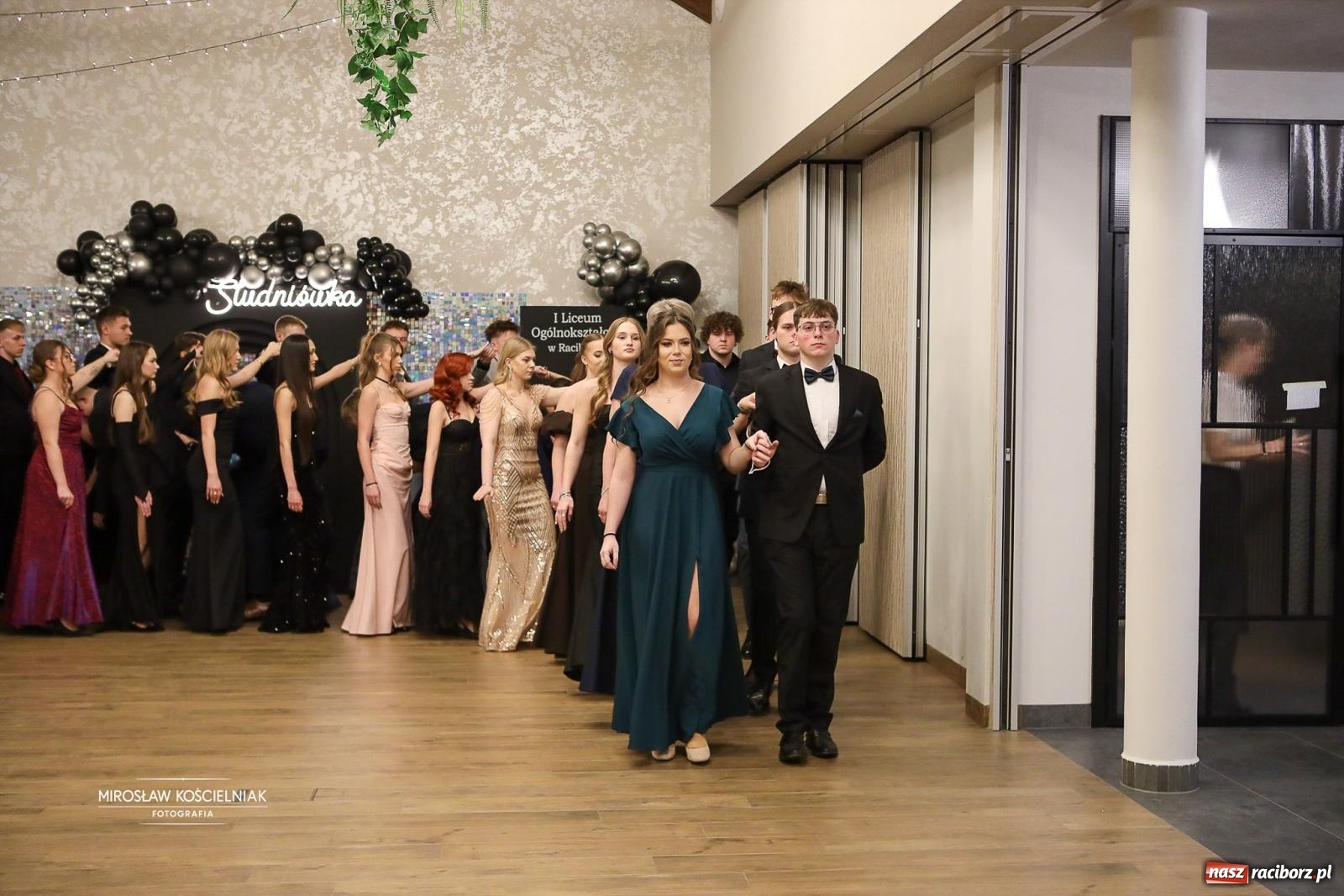 Zdjęcie w galerii na portalu naszraciborz.pl: Róże Kasprowicza w Rudym Lesie. Studniówka ZSO nr 1 z Raciborza na bis [FOTO] wiadomości z regionu