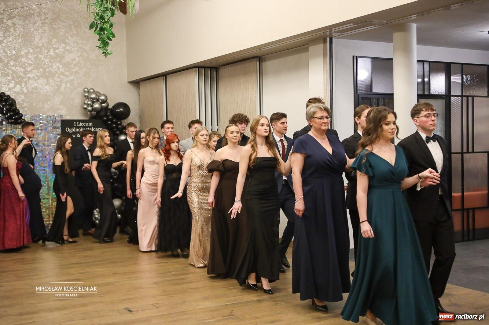 Zdjęcie w galerii na portalu naszraciborz.pl: Róże Kasprowicza w Rudym Lesie. Studniówka ZSO nr 1 z Raciborza na bis [FOTO] wiadomości z regionu