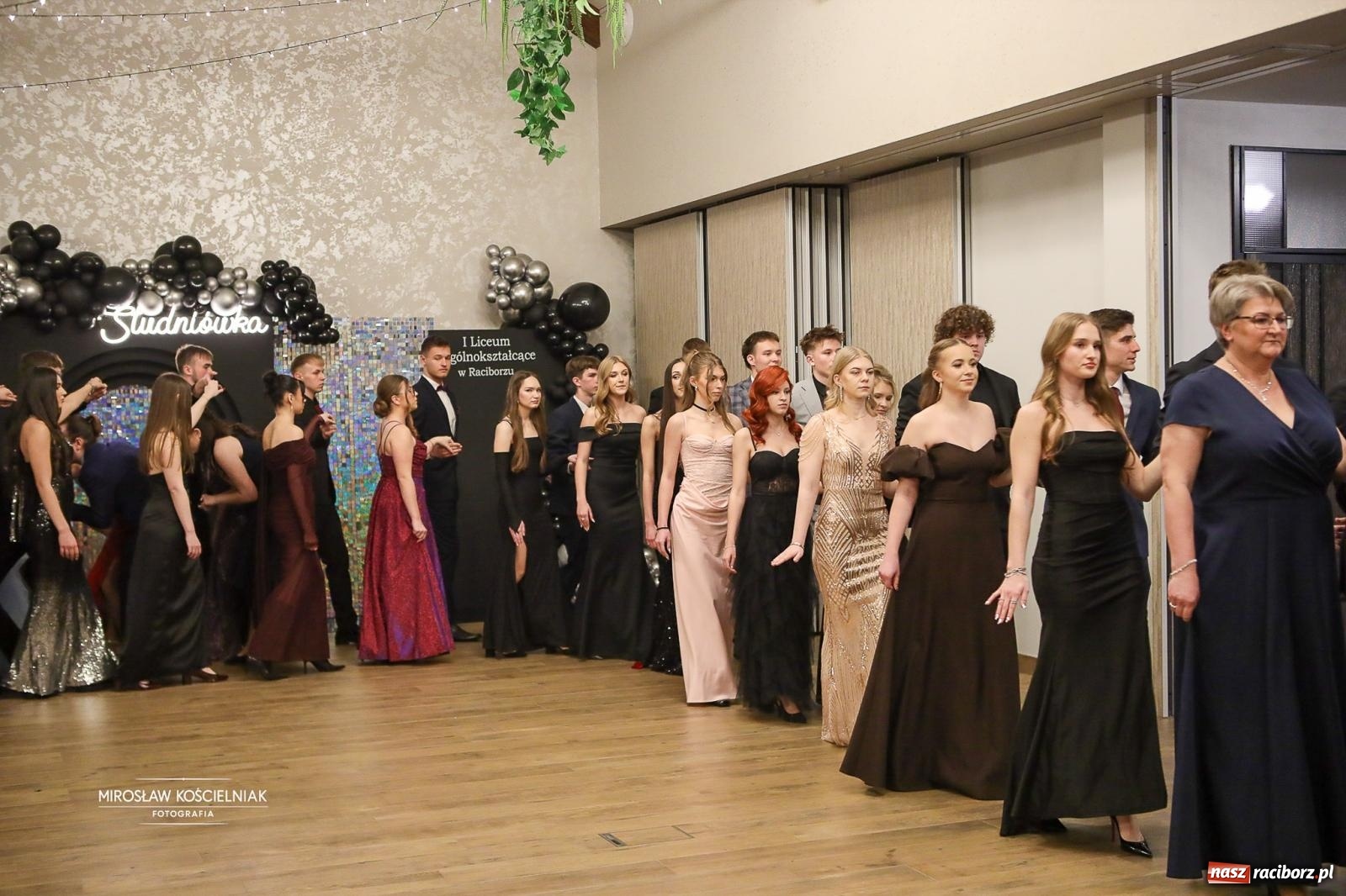 Zdjęcie w galerii na portalu naszraciborz.pl: Róże Kasprowicza w Rudym Lesie. Studniówka ZSO nr 1 z Raciborza na bis [FOTO] wiadomości z regionu