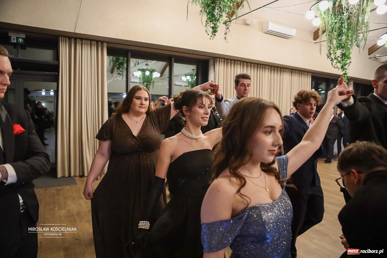 Zdjęcie w galerii na portalu naszraciborz.pl: Róże Kasprowicza w Rudym Lesie. Studniówka ZSO nr 1 z Raciborza na bis [FOTO] wiadomości z regionu