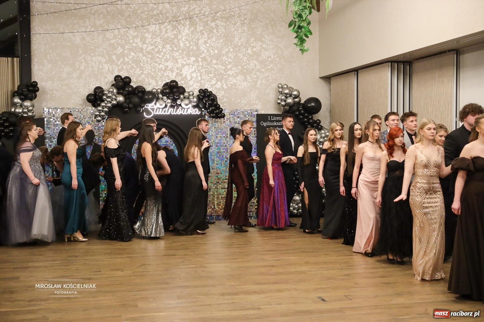 Zdjęcie w galerii na portalu naszraciborz.pl: Róże Kasprowicza w Rudym Lesie. Studniówka ZSO nr 1 z Raciborza na bis [FOTO] wiadomości z regionu