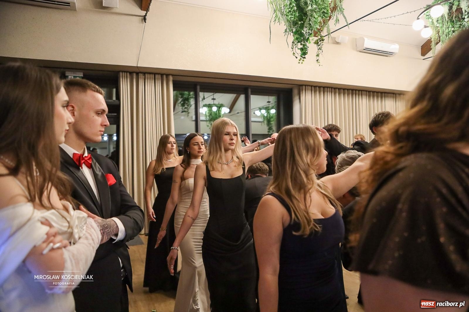 Zdjęcie w galerii na portalu naszraciborz.pl: Róże Kasprowicza w Rudym Lesie. Studniówka ZSO nr 1 z Raciborza na bis [FOTO] wiadomości z regionu