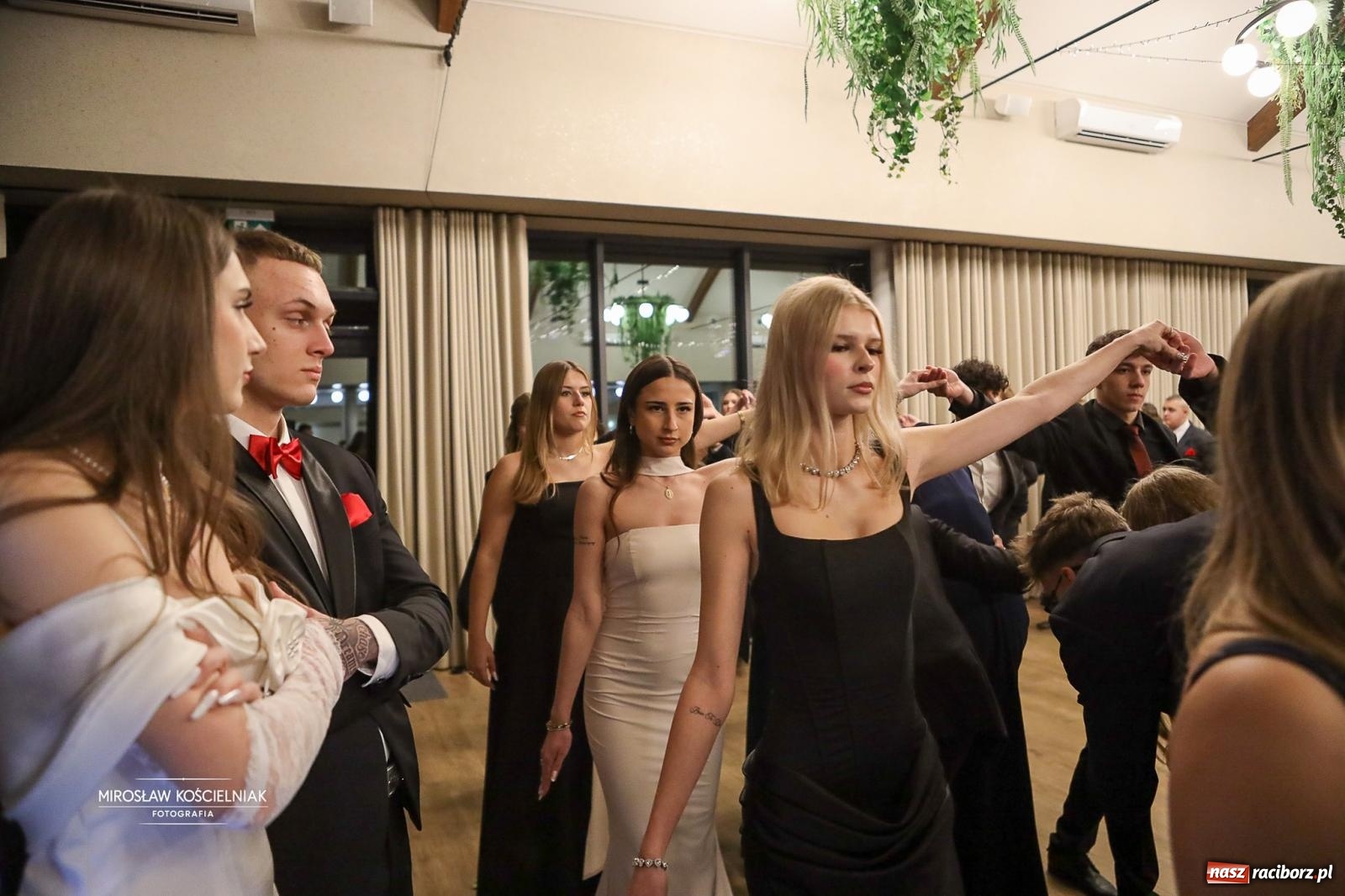 Zdjęcie w galerii na portalu naszraciborz.pl: Róże Kasprowicza w Rudym Lesie. Studniówka ZSO nr 1 z Raciborza na bis [FOTO] wiadomości z regionu