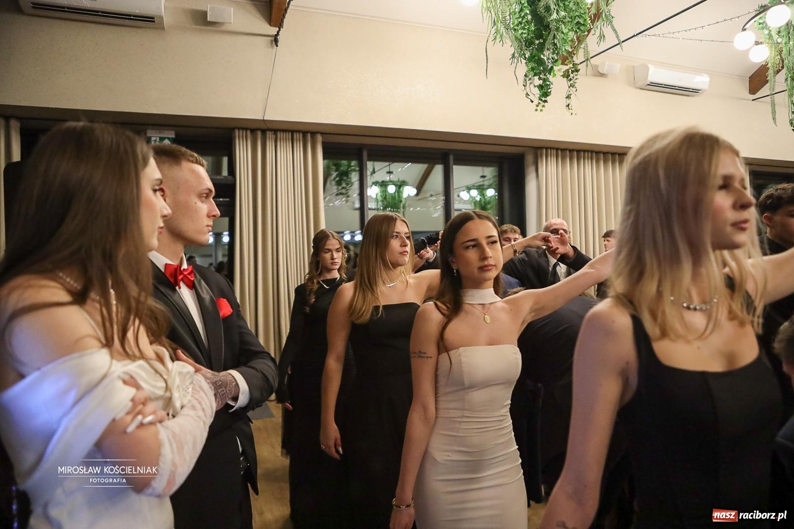 Zdjęcie w galerii na portalu naszraciborz.pl: Róże Kasprowicza w Rudym Lesie. Studniówka ZSO nr 1 z Raciborza na bis [FOTO] wiadomości z regionu