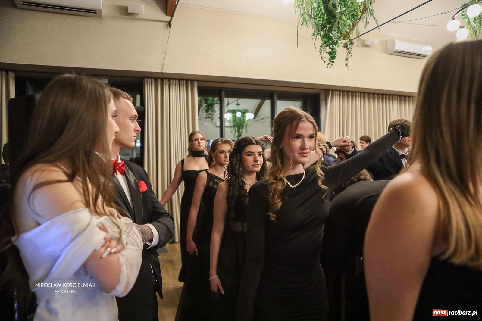 Zdjęcie w galerii na portalu naszraciborz.pl: Róże Kasprowicza w Rudym Lesie. Studniówka ZSO nr 1 z Raciborza na bis [FOTO] wiadomości z regionu