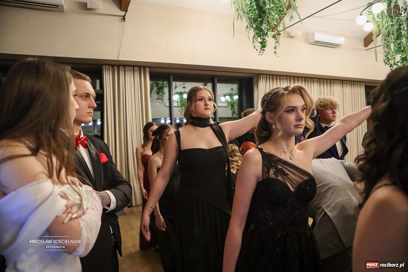 Zdjęcie w galerii na portalu naszraciborz.pl: Róże Kasprowicza w Rudym Lesie. Studniówka ZSO nr 1 z Raciborza na bis [FOTO] wiadomości z regionu