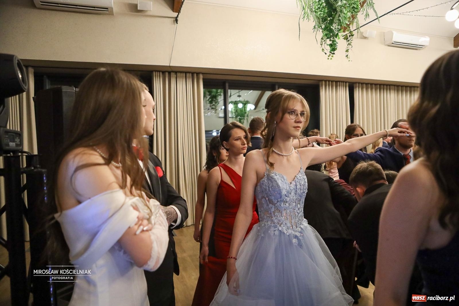 Zdjęcie w galerii na portalu naszraciborz.pl: Róże Kasprowicza w Rudym Lesie. Studniówka ZSO nr 1 z Raciborza na bis [FOTO] wiadomości z regionu