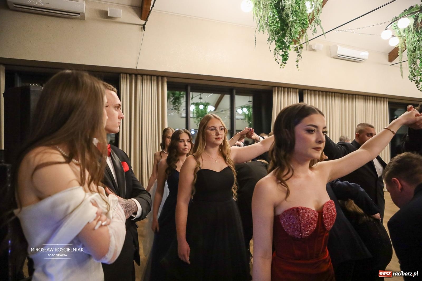 Zdjęcie w galerii na portalu naszraciborz.pl: Róże Kasprowicza w Rudym Lesie. Studniówka ZSO nr 1 z Raciborza na bis [FOTO] wiadomości z regionu