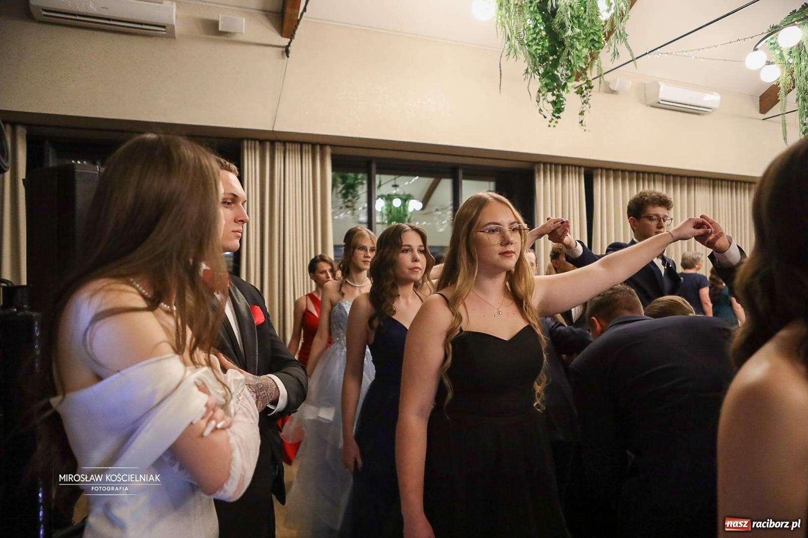 Zdjęcie w galerii na portalu naszraciborz.pl: Róże Kasprowicza w Rudym Lesie. Studniówka ZSO nr 1 z Raciborza na bis [FOTO] wiadomości z regionu