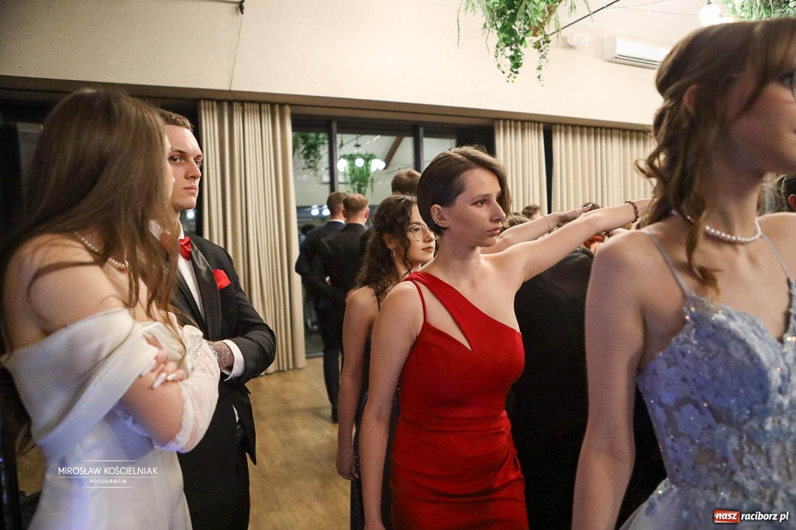 Zdjęcie w galerii na portalu naszraciborz.pl: Róże Kasprowicza w Rudym Lesie. Studniówka ZSO nr 1 z Raciborza na bis [FOTO] wiadomości z regionu