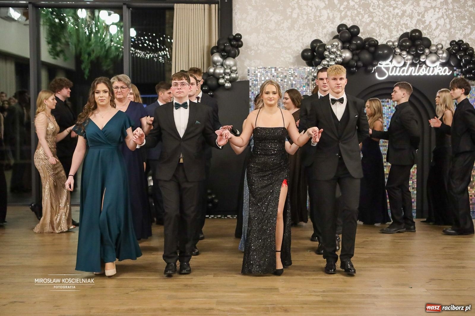 Zdjęcie w galerii na portalu naszraciborz.pl: Róże Kasprowicza w Rudym Lesie. Studniówka ZSO nr 1 z Raciborza na bis [FOTO] wiadomości z regionu