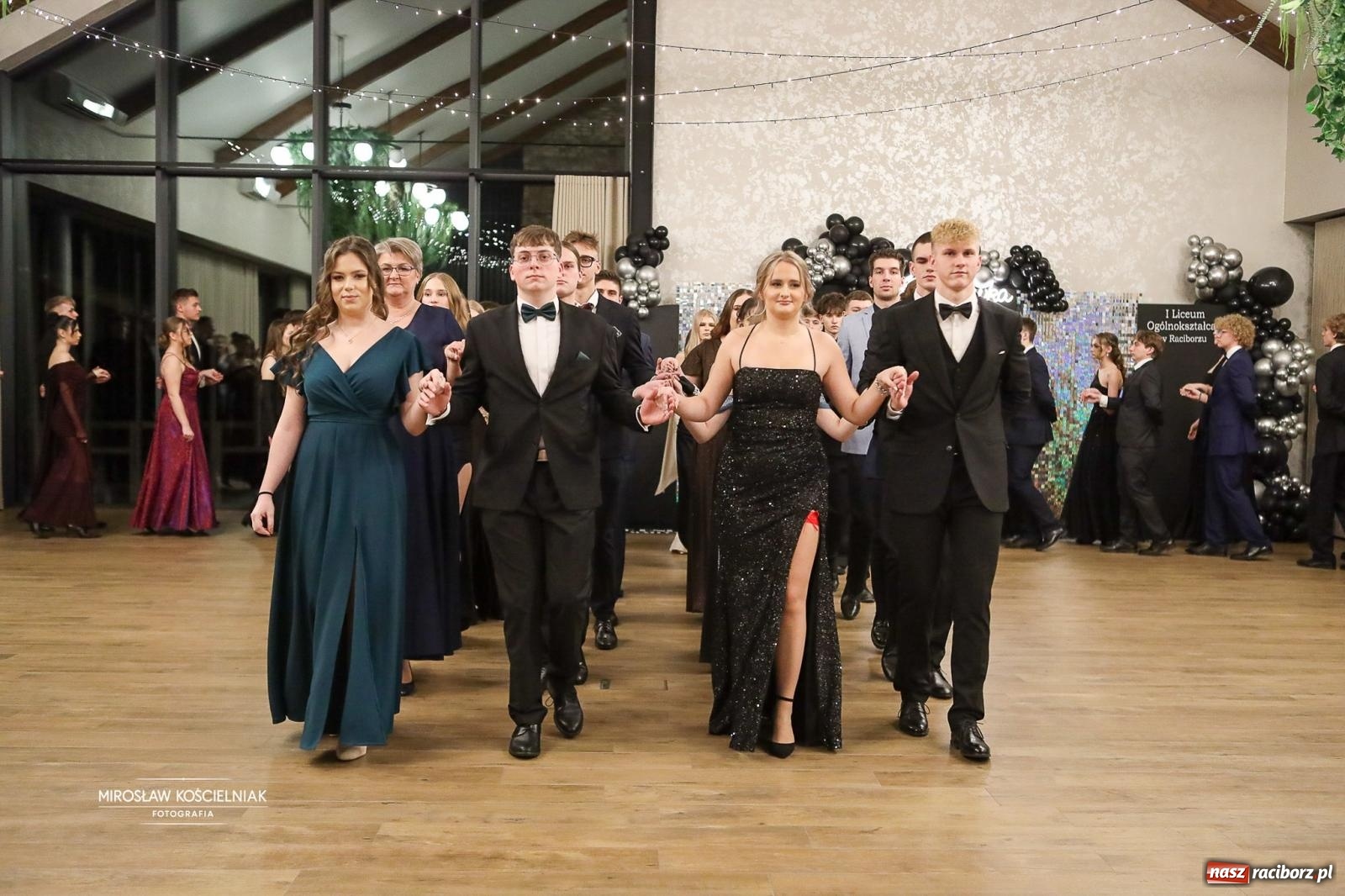 Zdjęcie w galerii na portalu naszraciborz.pl: Róże Kasprowicza w Rudym Lesie. Studniówka ZSO nr 1 z Raciborza na bis [FOTO] wiadomości z regionu