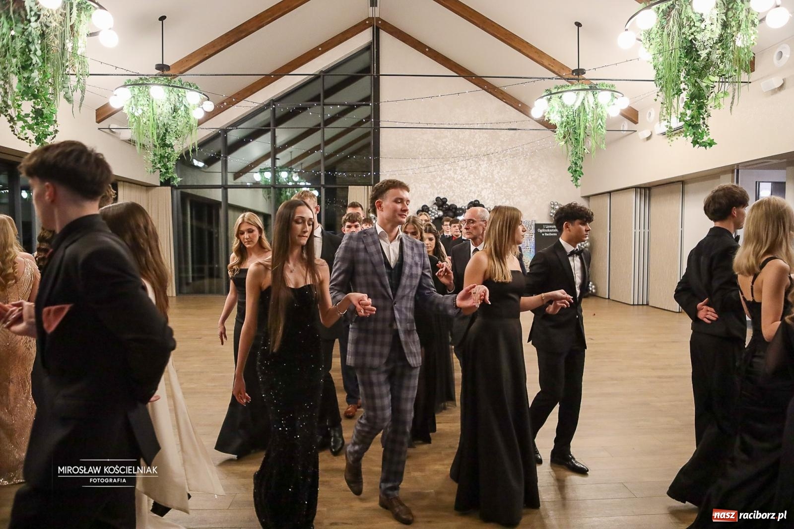 Zdjęcie w galerii na portalu naszraciborz.pl: Róże Kasprowicza w Rudym Lesie. Studniówka ZSO nr 1 z Raciborza na bis [FOTO] wiadomości z regionu