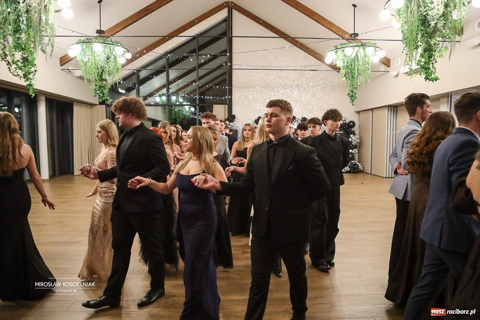 Zdjęcie w galerii na portalu naszraciborz.pl: Róże Kasprowicza w Rudym Lesie. Studniówka ZSO nr 1 z Raciborza na bis [FOTO] wiadomości z regionu