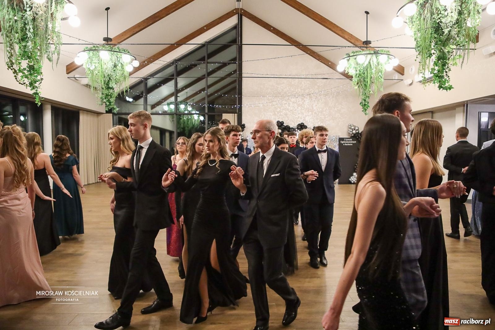 Zdjęcie w galerii na portalu naszraciborz.pl: Róże Kasprowicza w Rudym Lesie. Studniówka ZSO nr 1 z Raciborza na bis [FOTO] wiadomości z regionu