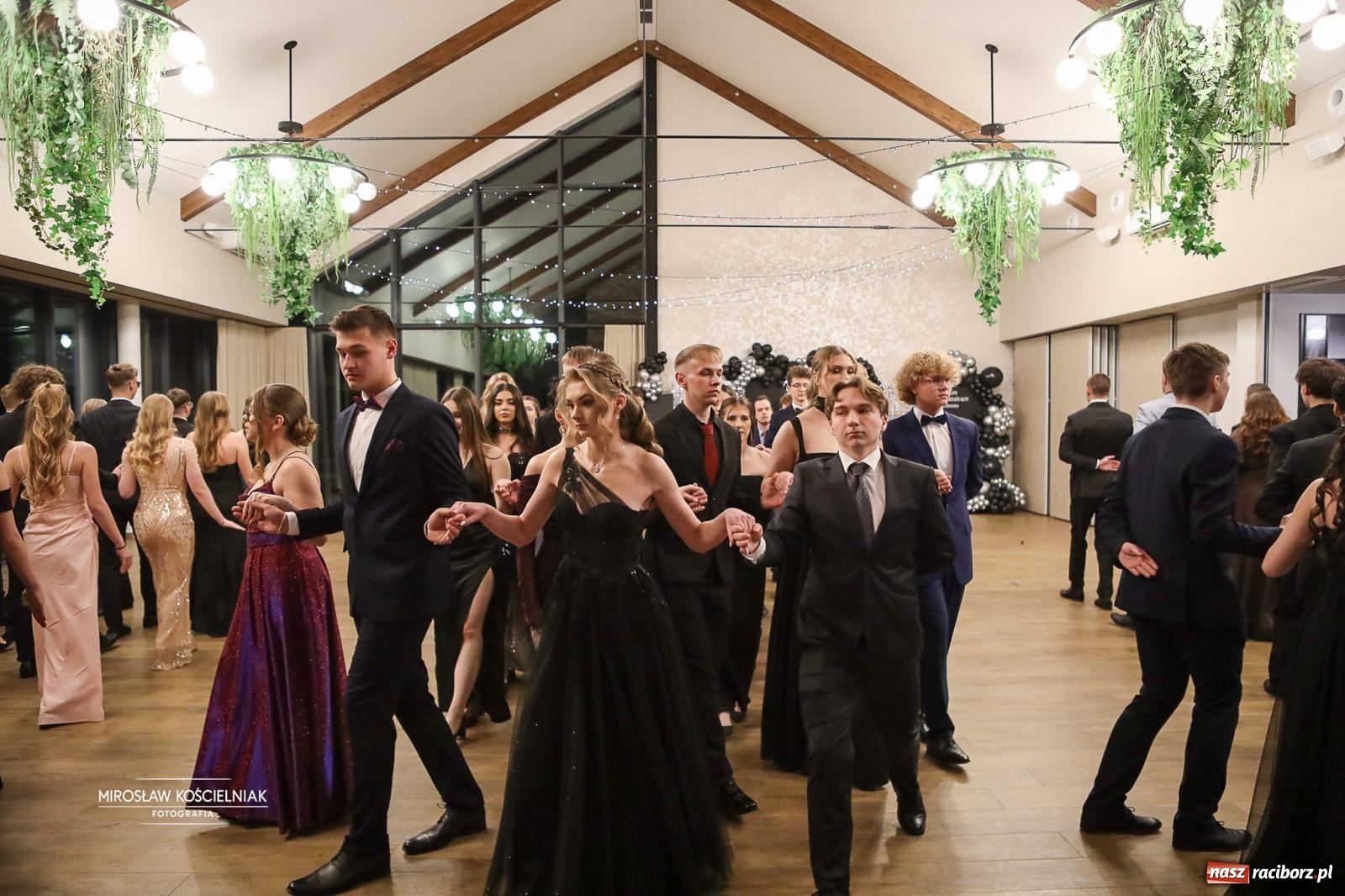 Zdjęcie w galerii na portalu naszraciborz.pl: Róże Kasprowicza w Rudym Lesie. Studniówka ZSO nr 1 z Raciborza na bis [FOTO] wiadomości z regionu