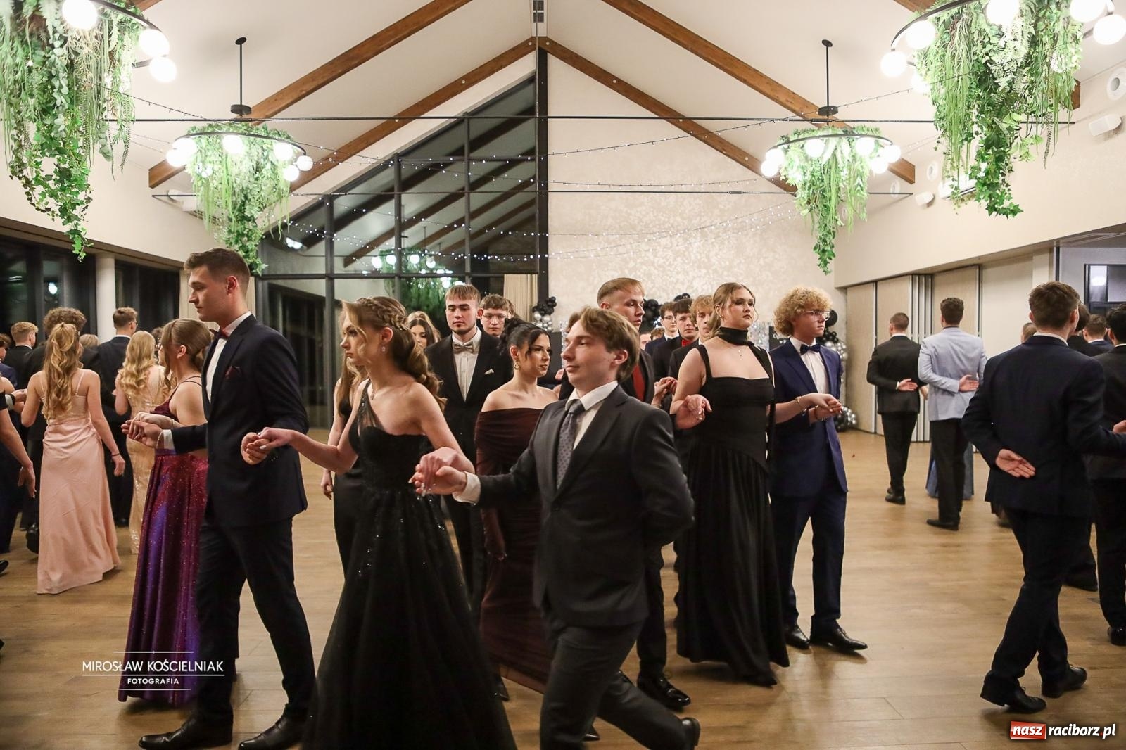 Zdjęcie w galerii na portalu naszraciborz.pl: Róże Kasprowicza w Rudym Lesie. Studniówka ZSO nr 1 z Raciborza na bis [FOTO] wiadomości z regionu