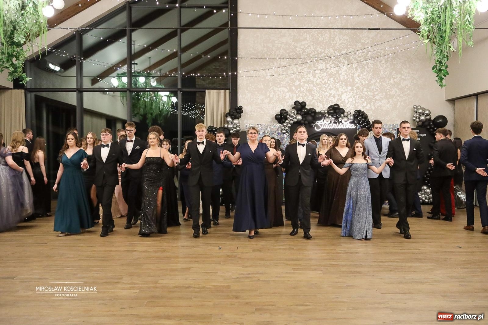 Zdjęcie w galerii na portalu naszraciborz.pl: Róże Kasprowicza w Rudym Lesie. Studniówka ZSO nr 1 z Raciborza na bis [FOTO] wiadomości z regionu